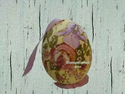 Paasei met rozen/bloemenboetiek Iona